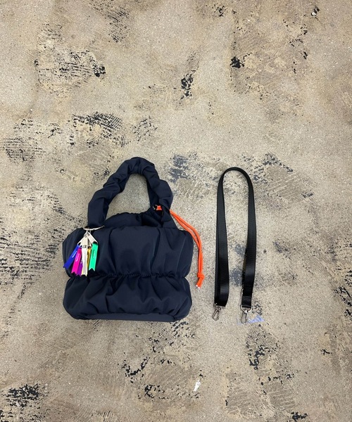 COMMON WARE（コモンウェアー）の「EM:cheek pokkori kinchaku 2way shoulder ギャザー巾着2WAYトート（ショルダーバッグ・レディース・ブラック/イエロー/グレー/ブルー・FREE）」の2枚目の写真