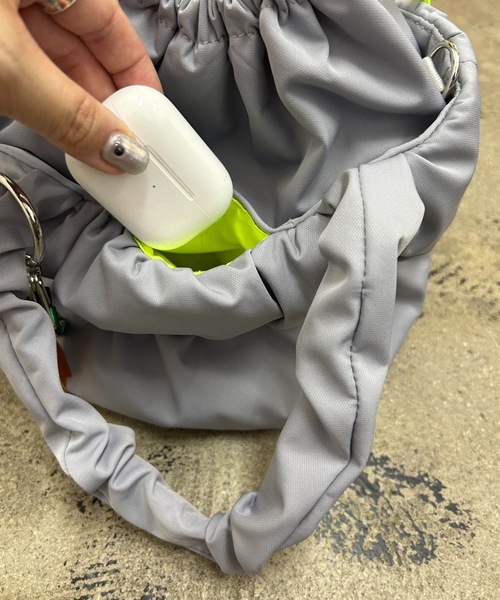 COMMON WARE（コモンウェアー）の「EM:cheek pokkori kinchaku 2way shoulder ギャザー巾着2WAYトート（ショルダーバッグ・レディース・ブラック/イエロー/グレー/ブルー・FREE）」の9枚目の写真