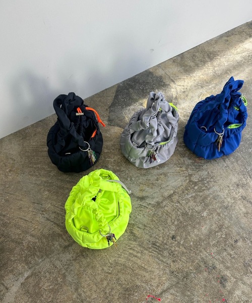 COMMON WARE（コモンウェアー）の「EM:cheek pokkori kinchaku 2way shoulder ギャザー巾着2WAYトート（ショルダーバッグ・レディース・ブラック/イエロー/グレー/ブルー・FREE）」の5枚目の写真