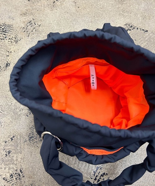 COMMON WARE（コモンウェアー）の「EM:cheek pokkori kinchaku 2way shoulder ギャザー巾着2WAYトート（ショルダーバッグ・レディース・ブラック/イエロー/グレー/ブルー・FREE）」の18枚目の写真