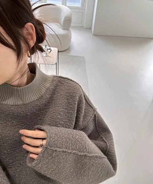 LYEON(リヨン)の「ブークレスタンドリブプルオーバー/アウトシームハイネックトップス/クロップドオーバートレーナー(その他トップス・レディース・アイボリー/ブルー/グレー・FREE)」の4枚目の写真