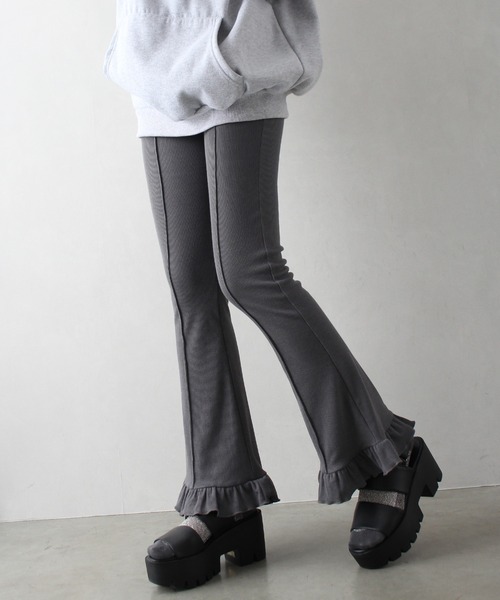 SpRay（スプレイ）の「テレコ裾フリルフレアパンツ（その他パンツ・レディース・ブラック/アイボリー/チャコールグレー・FREE）」の3枚目の写真