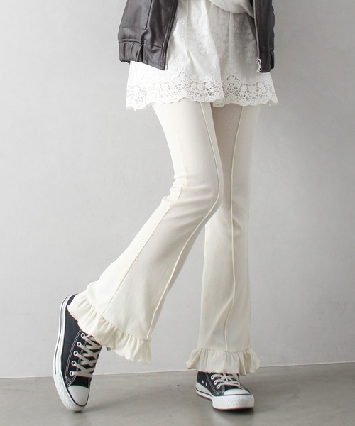 SpRay（スプレイ）の「テレコ裾フリルフレアパンツ（その他パンツ・レディース・ブラック/アイボリー/チャコールグレー・FREE）」の2枚目の写真