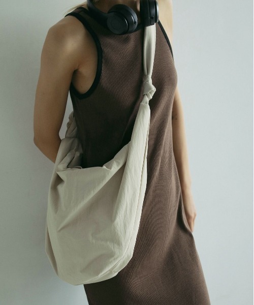 anuke(アンヌーク)の「Knot Nylon Bag(ショルダーバッグ・レディース・アイボリー/ブラック/ブラウン・FREE)」の2枚目の写真