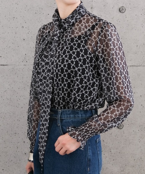 aquagarage（アクアガレージ）の「総柄長袖ボウタイブラウス（シャツ/ブラウス・レディース・ホワイト/ブラック・L/M）」の2枚目の写真