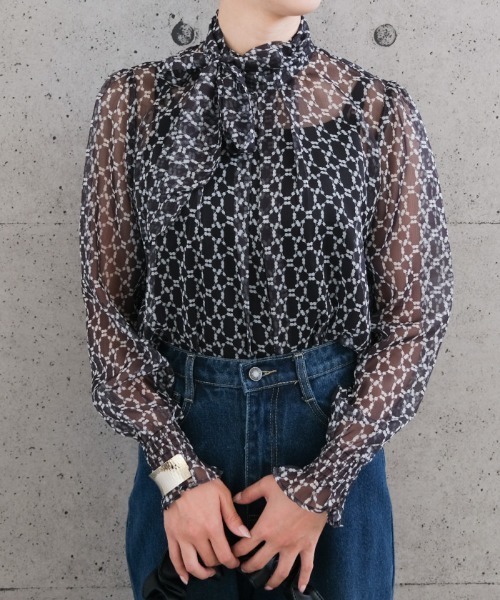 aquagarage（アクアガレージ）の「総柄長袖ボウタイブラウス（シャツ/ブラウス・レディース・ホワイト/ブラック・L/M）」の5枚目の写真