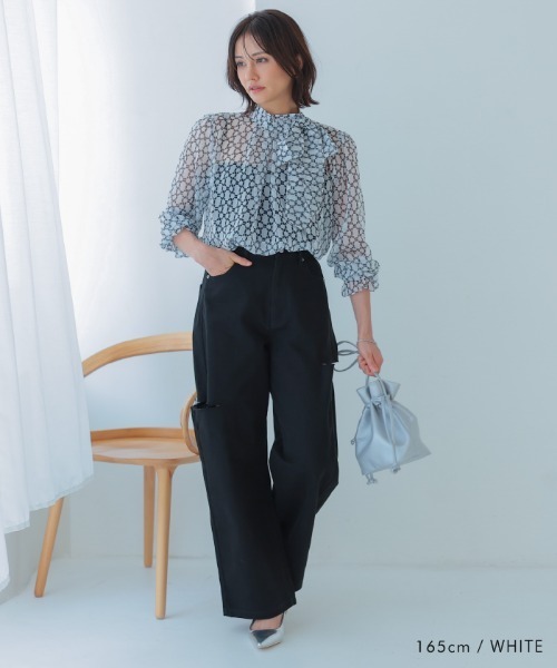 aquagarage（アクアガレージ）の「総柄長袖ボウタイブラウス（シャツ/ブラウス・レディース・ホワイト/ブラック・L/M）」の6枚目の写真