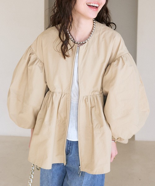 La boutique BonBon（ラブティックボンボン）の「ギャザーボリュームブルゾン（ブルゾン・レディース・ライトベージュ/ホワイト・FREE）」の2枚目の写真