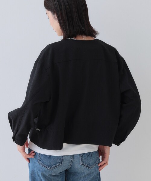 INDIVI（インディヴィ）の「【洗える／凹凸素材】ドロストデザインショート丈ブルゾン（ブルゾン・レディース・ホワイト/ブラック・38/34/05/15 /13）」の9枚目の写真