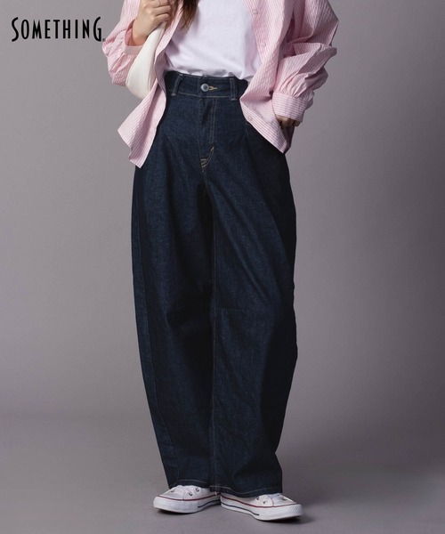 SOMETHING(サムシング)の「SOMETHING HANA TUCK CURVE PANTS(デニムパンツ・レディース・ブルー系その他/インディゴブルー/ブラック系/ベージュ系・XS/S/M)」の3枚目の写真