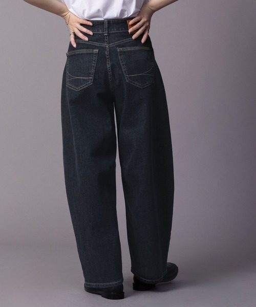 SOMETHING(サムシング)の「SOMETHING HANA TUCK CURVE PANTS(デニムパンツ・レディース・ブルー系その他/インディゴブルー/ブラック系/ベージュ系・XS/S/M)」の10枚目の写真