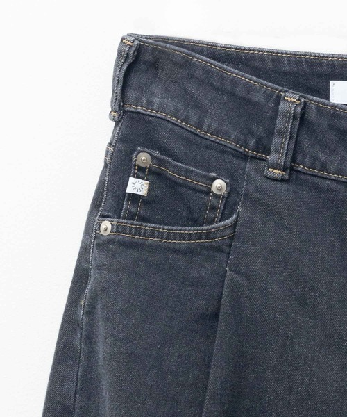 SOMETHING(サムシング)の「SOMETHING HANA TUCK CURVE PANTS(デニムパンツ・レディース・ブルー系その他/インディゴブルー/ブラック系/ベージュ系・XS/S/M)」の13枚目の写真