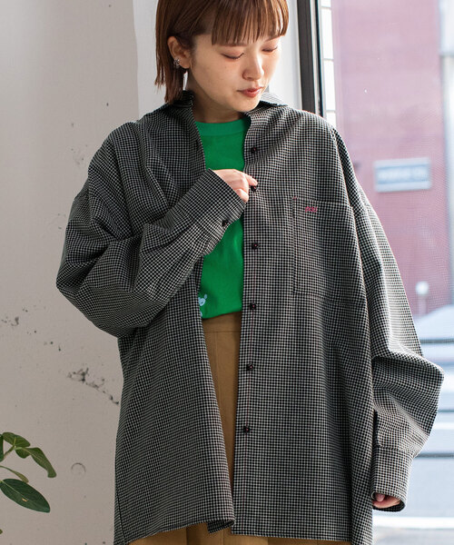 POU DOU DOU(プードゥドゥ)の「ポイント刺繍オーバーサイズシャツ(シャツ/ブラウス・レディース・ブルー/キナリ/ブラック・M)」の1枚目の写真