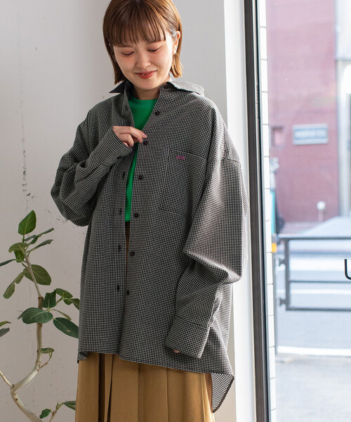 POU DOU DOU(プードゥドゥ)の「ポイント刺繍オーバーサイズシャツ(シャツ/ブラウス・レディース・ブルー/キナリ/ブラック・M)」の5枚目の写真