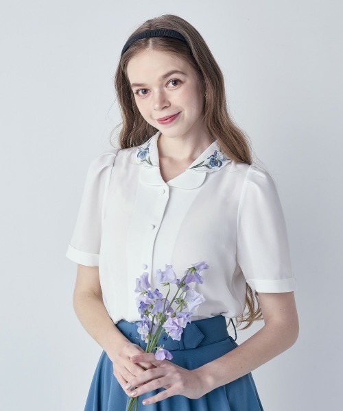an another angelus（アンアナザーアンジェラス）の「アイリス刺繍開衿ブラウス/ fint　フィント（シャツ/ブラウス・レディース・ホワイト×ブルー/ホワイト×パープル・FREE）」の5枚目の写真