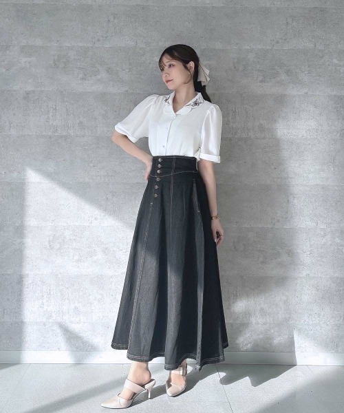 an another angelus（アンアナザーアンジェラス）の「アイリス刺繍開衿ブラウス/ fint　フィント（シャツ/ブラウス・レディース・ホワイト×ブルー/ホワイト×パープル・FREE）」の7枚目の写真