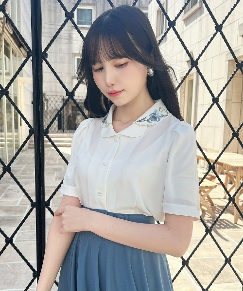 an another angelus（アンアナザーアンジェラス）の「アイリス刺繍開衿ブラウス/ fint　フィント（シャツ/ブラウス・レディース・ホワイト×ブルー/ホワイト×パープル・FREE）」の9枚目の写真