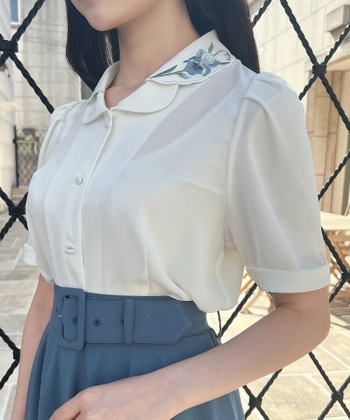 an another angelus（アンアナザーアンジェラス）の「アイリス刺繍開衿ブラウス/ fint　フィント（シャツ/ブラウス・レディース・ホワイト×ブルー/ホワイト×パープル・FREE）」の12枚目の写真