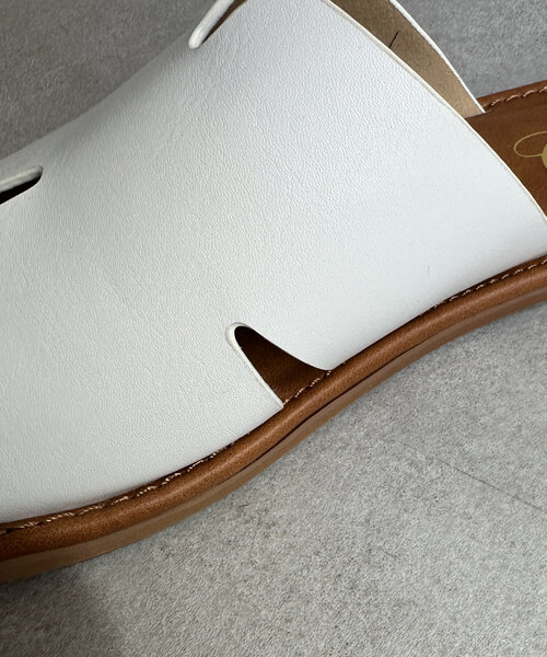 Chez toi（シェトワ）の「フリットフラットサンダル（サンダル・レディース・オフホワイト/ブラック/ブラウン・SMALL/MEDIUM/LARGE）」の8枚目の写真