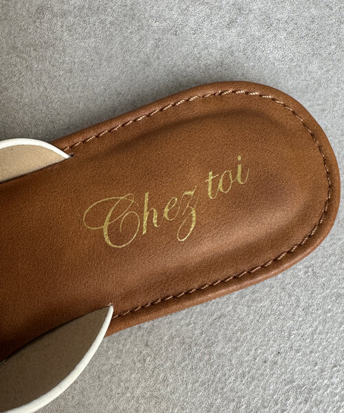 Chez toi（シェトワ）の「フリットフラットサンダル（サンダル・レディース・オフホワイト/ブラック/ブラウン・SMALL/MEDIUM/LARGE）」の9枚目の写真