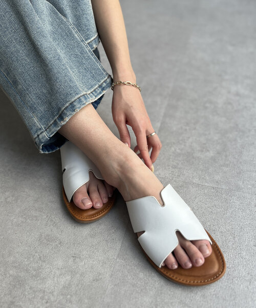 Chez toi（シェトワ）の「フリットフラットサンダル（サンダル・レディース・オフホワイト/ブラック/ブラウン・SMALL/MEDIUM/LARGE）」の11枚目の写真