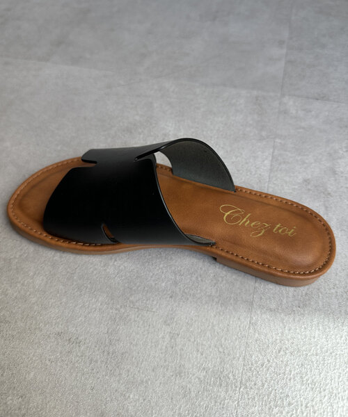 Chez toi（シェトワ）の「フリットフラットサンダル（サンダル・レディース・オフホワイト/ブラック/ブラウン・SMALL/MEDIUM/LARGE）」の14枚目の写真