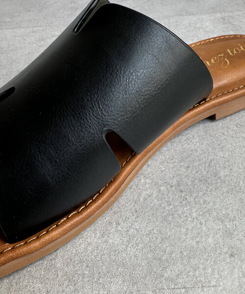 Chez toi（シェトワ）の「フリットフラットサンダル（サンダル・レディース・オフホワイト/ブラック/ブラウン・SMALL/MEDIUM/LARGE）」の16枚目の写真