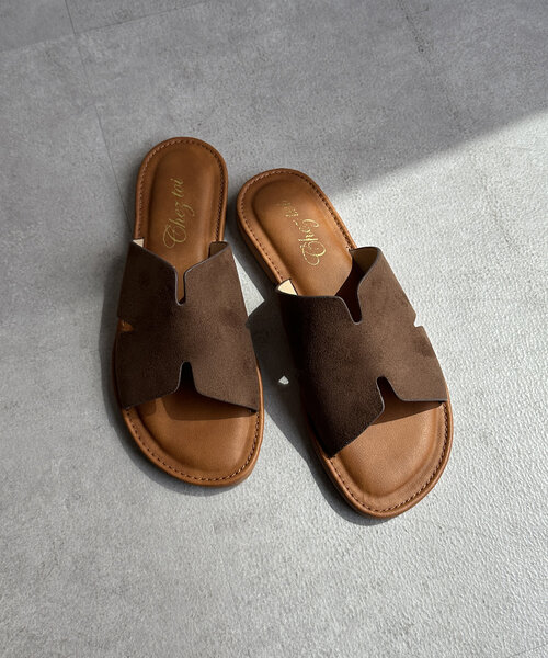 Chez toi（シェトワ）の「フリットフラットサンダル（サンダル・レディース・オフホワイト/ブラック/ブラウン・SMALL/MEDIUM/LARGE）」の19枚目の写真