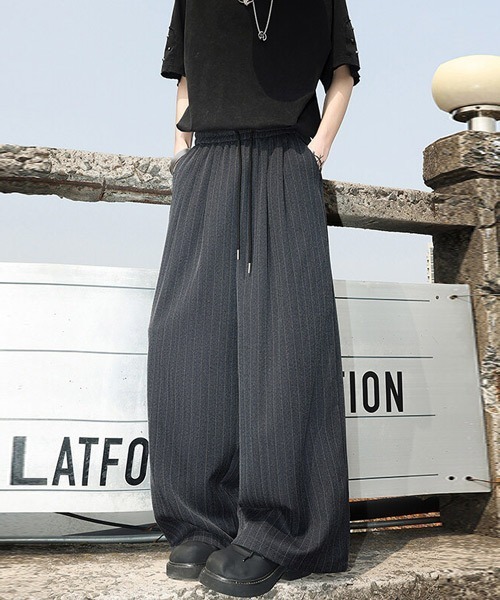 Ressaca(レサーカ)の「ストライプ柄タックワイドスラックスパンツ(スラックス・メンズ・グレー/チャコール・M/L/XL)」の2枚目の写真