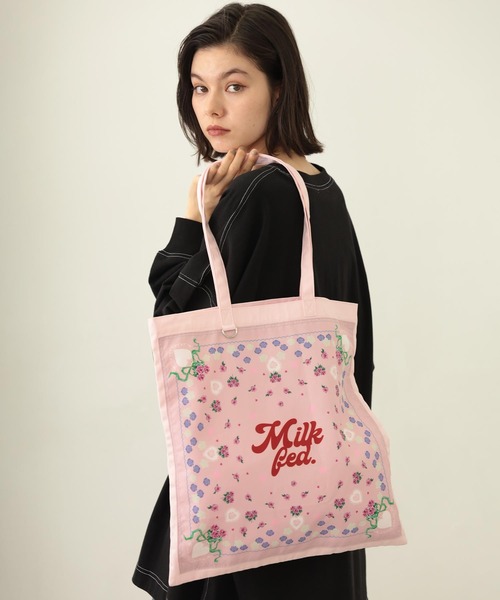 MILKFED.（ミルクフェド）の「FLOWER PATTERN BANDANA BAG（トートバッグ・レディース・オフホワイト/ライトピンク/ライトブルー・ONE SIZE）」の3枚目の写真