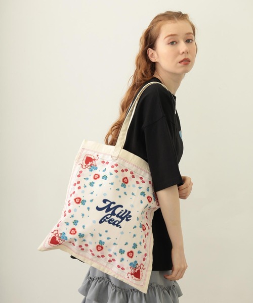 MILKFED.（ミルクフェド）の「FLOWER PATTERN BANDANA BAG（トートバッグ・レディース・オフホワイト/ライトピンク/ライトブルー・ONE SIZE）」の2枚目の写真