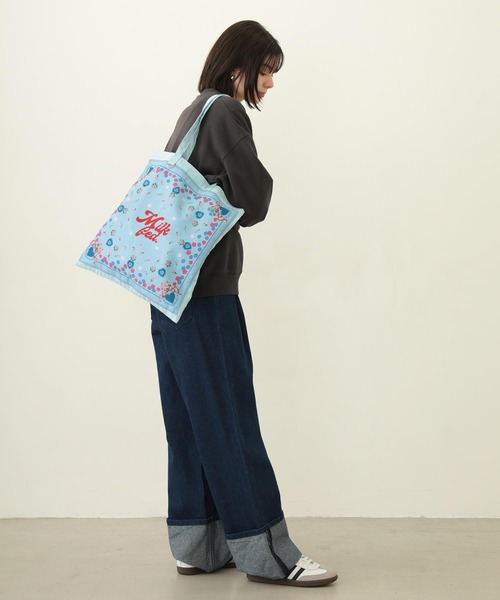 MILKFED.（ミルクフェド）の「FLOWER PATTERN BANDANA BAG（トートバッグ・レディース・オフホワイト/ライトピンク/ライトブルー・ONE SIZE）」の6枚目の写真