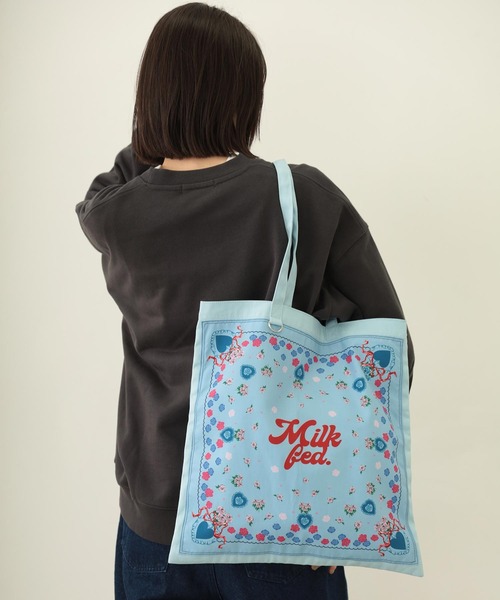 MILKFED.（ミルクフェド）の「FLOWER PATTERN BANDANA BAG（トートバッグ・レディース・オフホワイト/ライトピンク/ライトブルー・ONE SIZE）」の4枚目の写真