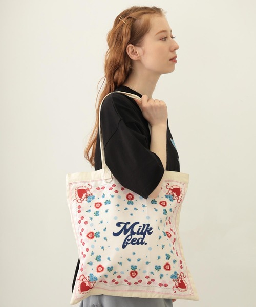 MILKFED.（ミルクフェド）の「FLOWER PATTERN BANDANA BAG（トートバッグ・レディース・オフホワイト/ライトピンク/ライトブルー・ONE SIZE）」の8枚目の写真