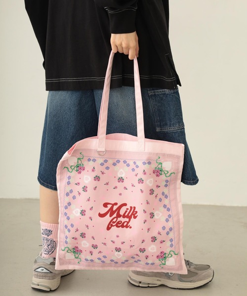 MILKFED.（ミルクフェド）の「FLOWER PATTERN BANDANA BAG（トートバッグ・レディース・オフホワイト/ライトピンク/ライトブルー・ONE SIZE）」の17枚目の写真
