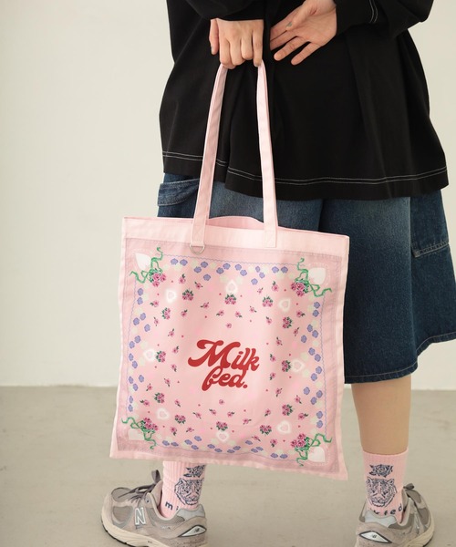MILKFED.（ミルクフェド）の「FLOWER PATTERN BANDANA BAG（トートバッグ・レディース・オフホワイト/ライトピンク/ライトブルー・ONE SIZE）」の18枚目の写真