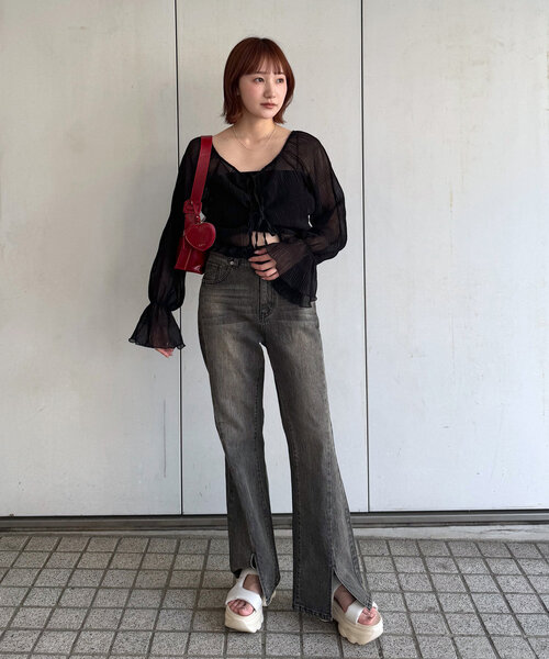 mline（エムライン）の「[mline]スリットフレアデニム（デニムパンツ・レディース・ブルー/ブラック・1/2）」の10枚目の写真
