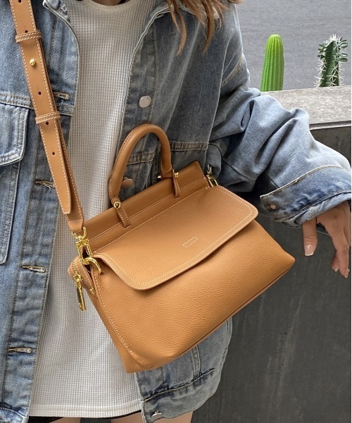 NiiNa（ニーナ）の「【 NiiNa / ニーナ 】高品質牛革2wayワンハンドルドロップダウンバッグ（ショルダーバッグ・レディース・グレイッシュベージュ/ブラック/ブラウン・FREE）」の6枚目の写真