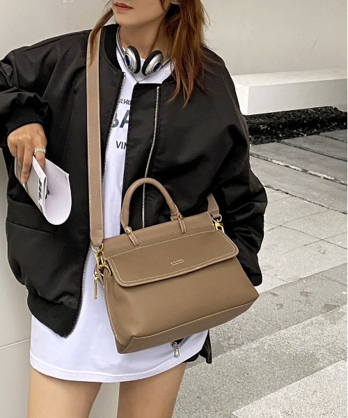 NiiNa（ニーナ）の「【 NiiNa / ニーナ 】高品質牛革2wayワンハンドルドロップダウンバッグ（ショルダーバッグ・レディース・グレイッシュベージュ/ブラック/ブラウン・FREE）」の13枚目の写真