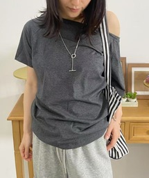 mebole（メボレ）の「シンプルワンショルダートップス（Tシャツ/カットソー）」