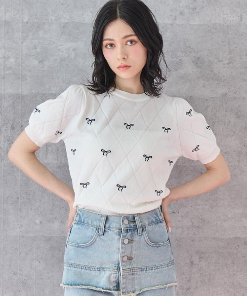 ANAP(アナップ)の「ミニリボン 刺繍 ニット トップス(ニット/セーター・レディース・ホワイト/ブラック/グレー・FREE)」の2枚目の写真