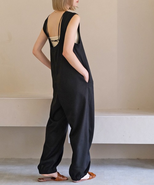 AKTE（アクテ）の「リラックスカットソーロンパース（つなぎ/オールインワン・レディース・アイボリー/ブラック/ブラウン・FREE/TALL）」の2枚目の写真