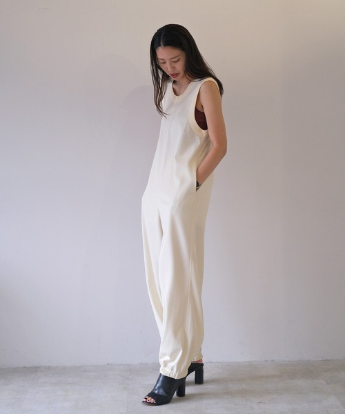 AKTE（アクテ）の「リラックスカットソーロンパース（つなぎ/オールインワン・レディース・アイボリー/ブラック/ブラウン・FREE/TALL）」の10枚目の写真