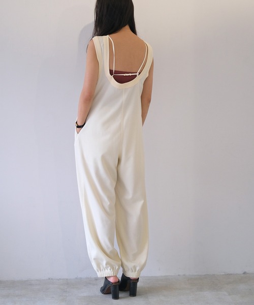 AKTE（アクテ）の「リラックスカットソーロンパース（つなぎ/オールインワン・レディース・アイボリー/ブラック/ブラウン・FREE/TALL）」の4枚目の写真