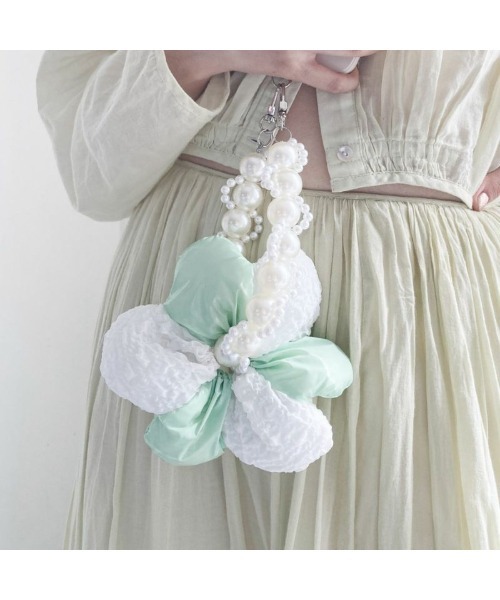 Casselini（キャセリーニ）の「Casselini Puffy Flower Hand Strap（キャセリーニ パフィーフラワーハンドストラップ）（スマホグッズ・レディース・ブラック/ホワイト/ブルー・ONE SIZE）」の7枚目の写真
