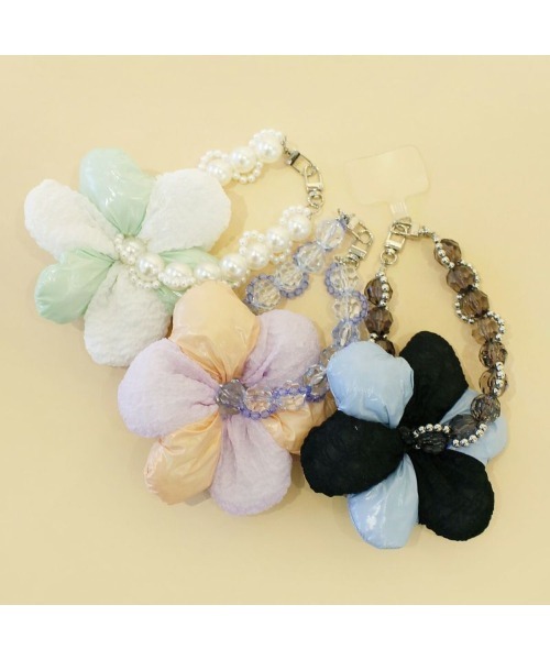 Casselini（キャセリーニ）の「Casselini Puffy Flower Hand Strap（キャセリーニ パフィーフラワーハンドストラップ）（スマホグッズ・レディース・ブラック/ホワイト/ブルー・ONE SIZE）」の11枚目の写真