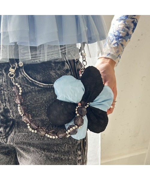 Casselini（キャセリーニ）の「Casselini Puffy Flower Hand Strap（キャセリーニ パフィーフラワーハンドストラップ）（スマホグッズ・レディース・ブラック/ホワイト/ブルー・ONE SIZE）」の4枚目の写真