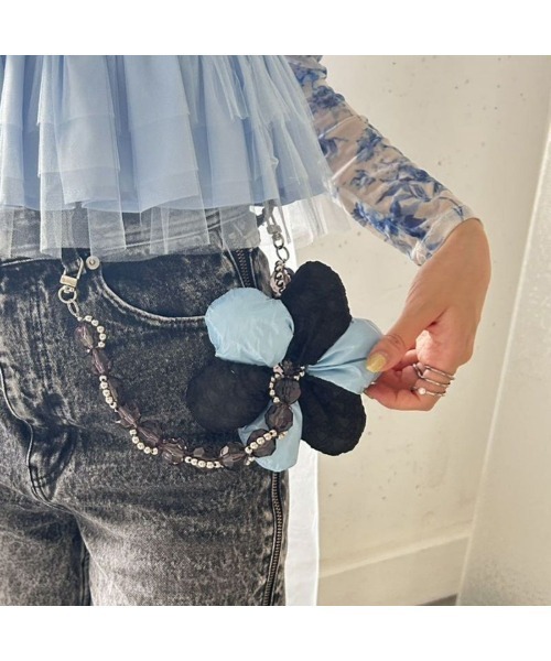 Casselini（キャセリーニ）の「Casselini Puffy Flower Hand Strap（キャセリーニ パフィーフラワーハンドストラップ）（スマホグッズ・レディース・ブラック/ホワイト/ブルー・ONE SIZE）」の14枚目の写真