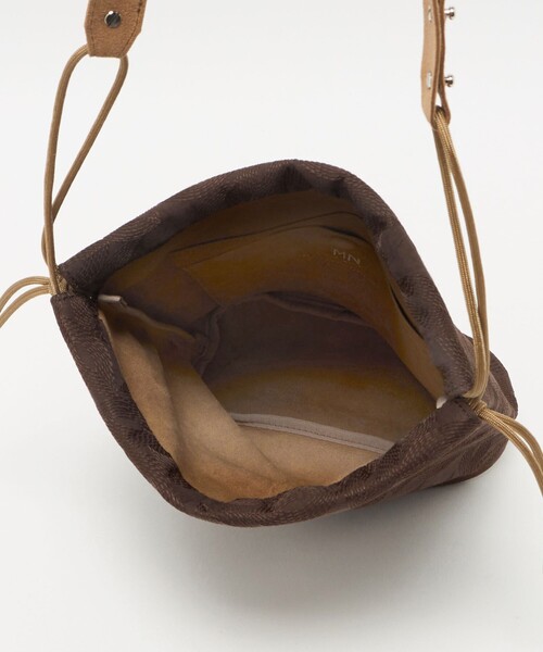 UNITED ARROWS（ユナイテッドアローズ）の「MNNG 巾着バッグ（ハンドバッグ・メンズ・ブラック/ダークブラウン・FREE）」の8枚目の写真