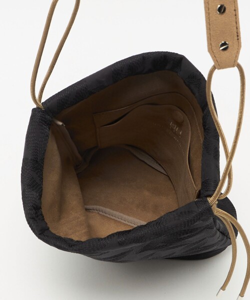 UNITED ARROWS（ユナイテッドアローズ）の「MNNG 巾着バッグ（ハンドバッグ・メンズ・ブラック/ダークブラウン・FREE）」の13枚目の写真